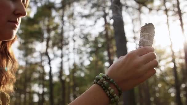 Жінка або відьма, що виконує магічний ритуал у лісі — стокове відео