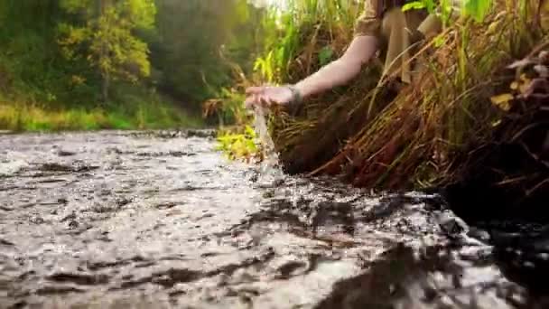 Mujer o bruja realizando un ritual mágico en el río — Vídeo de stock