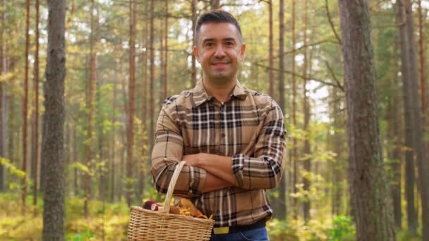 Muž s houbami ukazující palce v lese — Stock video