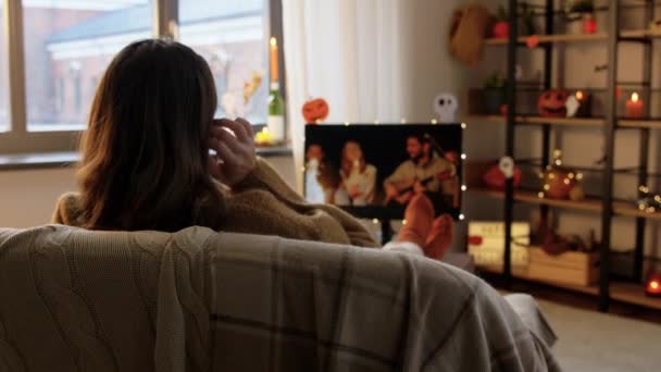 Giovane donna guardando la tv a casa su Halloween — Video Stock