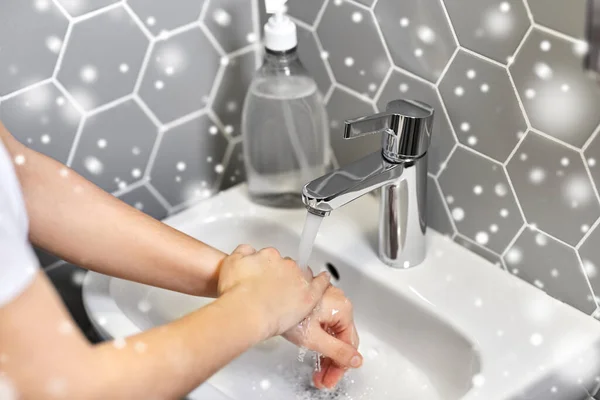 妇女用肥皂洗手的特写镜头 — 图库照片