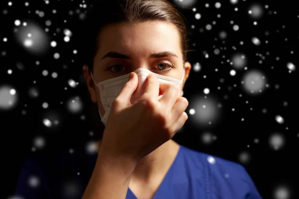 Doctora o enfermera en mascarilla médica — Foto de Stock