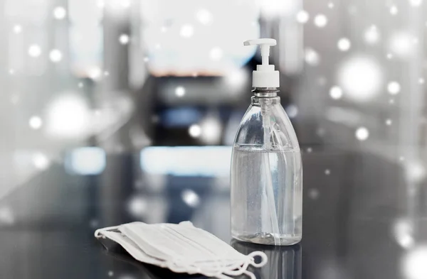 El dezenfektanı veya sıvı sabun ve tıbbi maskeler — Stok fotoğraf