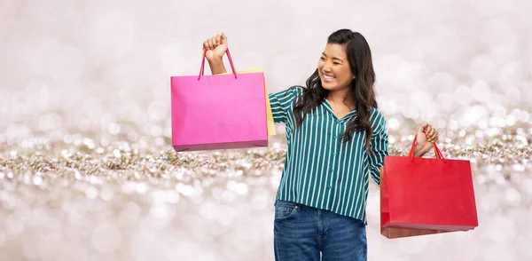 Felice donna asiatica con borse della spesa — Foto Stock