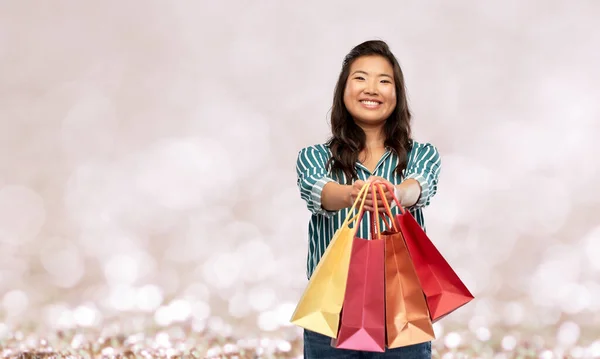 Mujer asiática feliz con bolsas de compras —  Fotos de Stock