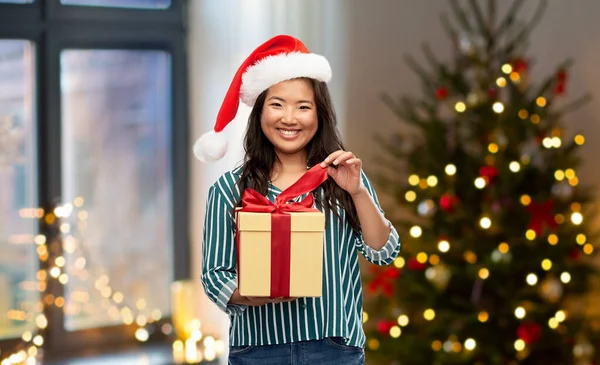 Szczęśliwy Azji kobieta otwarcie Boże Narodzenie prezent w domu — Zdjęcie stockowe