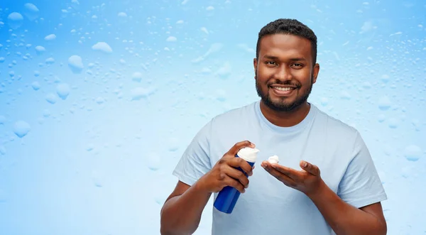 Hombre afroamericano feliz con crema de afeitar —  Fotos de Stock