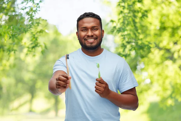 Afrikaner mit Holz- und Plastikzahnbürsten — Stockfoto