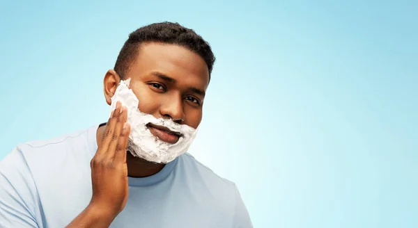 Africano americano hombre aplicando afeitar espuma a cara —  Fotos de Stock