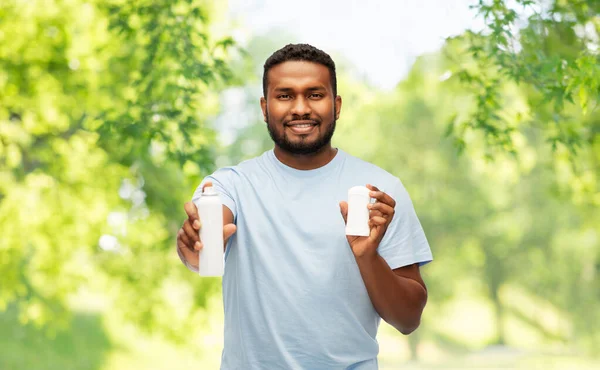 Homem americano africano com desodorante antitranspirante — Fotografia de Stock