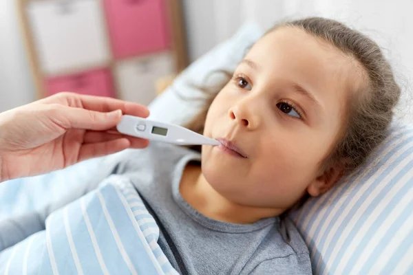 Mutter und kranke Tochter messen Temperatur — Stockfoto