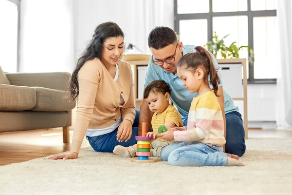 Famiglia felice giocare con piramide giocattolo a casa — Foto Stock