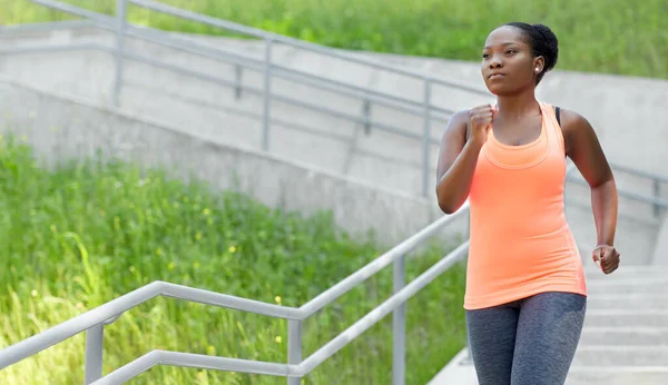Fiatal afro-amerikai nő fut le — Stock Fotó