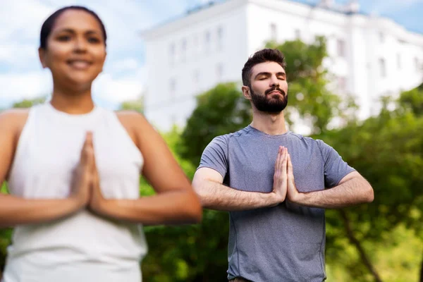 Grupo de personas haciendo yoga en el parque de verano —  Fotos de Stock