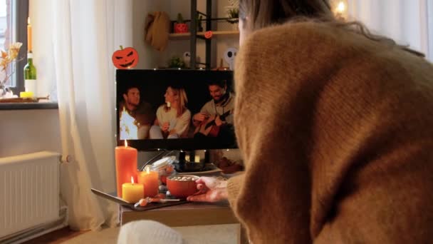 Donna guarda la tv e beve cacao ad Halloween — Video Stock