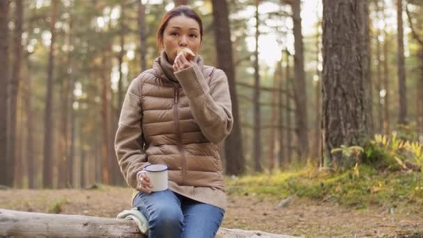Žena s houbami pije čaj a jí v lese — Stock video