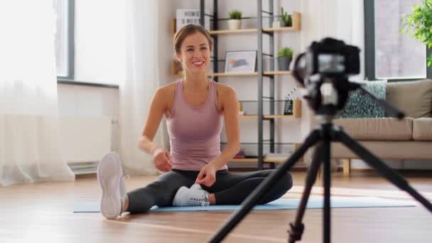 Kvinna eller sport bloggare streaming online yoga — Stockvideo