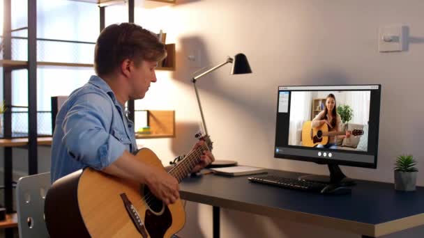 Man learning to play guitar online at home — Stock Video