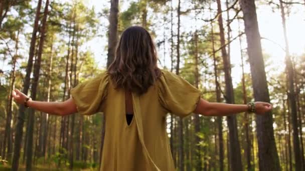 Femme ou sorcière effectuant un rituel magique dans la forêt — Video