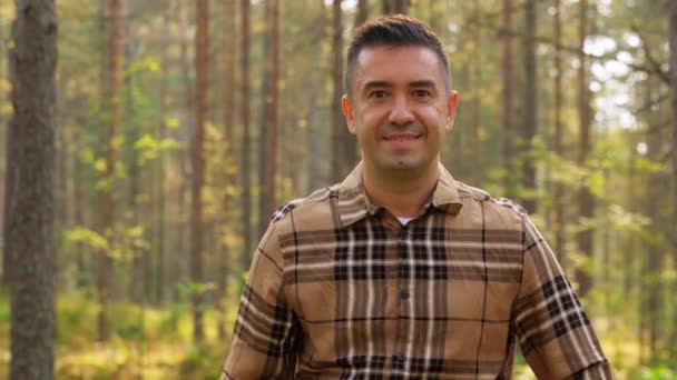 Heureux homme d'âge moyen montrant pouces dans la forêt — Video