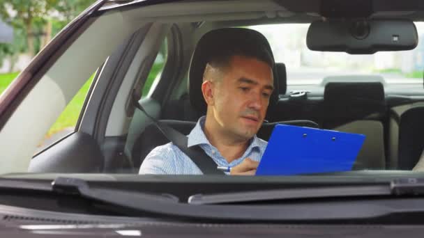 Instruktor szkoły jazdy samochodem rozmawiający z kierowcą — Wideo stockowe