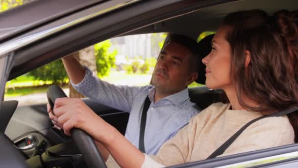 Car driving school instructor teaching woman — Stock Video