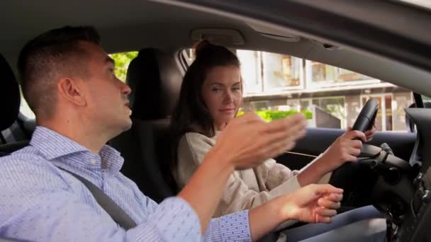 Araba sürücüsü eğitmeni kadın eğitmen. — Stok video
