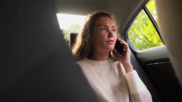 Donna in auto che chiama sullo smartphone — Video Stock