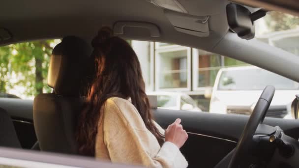 Kadın ya da kadın sürücü arabada emniyet kemeri takıyor. — Stok video