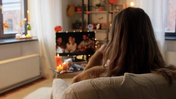 Wanita muda menonton tv di rumah pada halloween — Stok Video