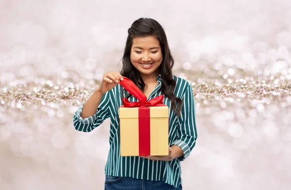 Mutlu Asyalı kadın hediye kutusunu açıyor. — Stok fotoğraf