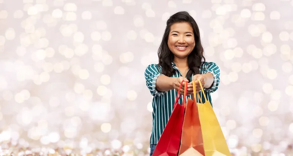 Happy asian woman with shopping bags — Stock Photo, Image