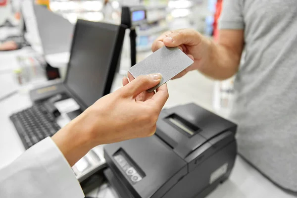 Nahaufnahme der Hand geben Bankkarte an Apotheker — Stockfoto