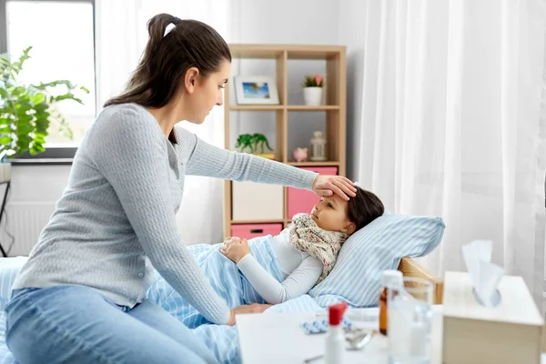 Mère mesure la température de la fille malade — Photo