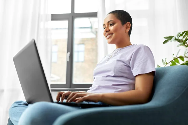 Mulher americana africana com laptop em casa — Fotografia de Stock