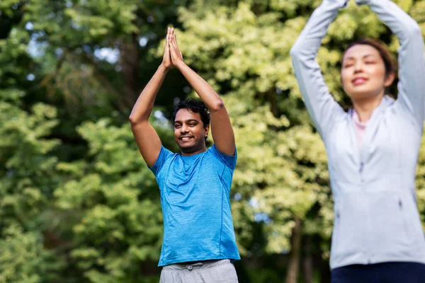 Gruppe von Leuten macht Yoga im Sommerpark — Stockfoto