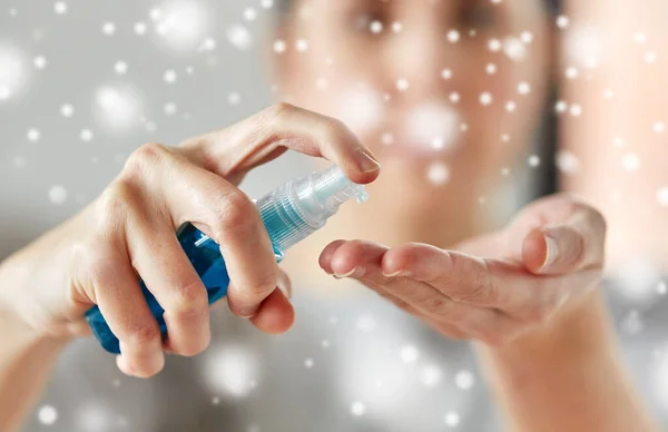 Zbliżenie kobieta spryskiwanie ręka dezynfektor — Zdjęcie stockowe