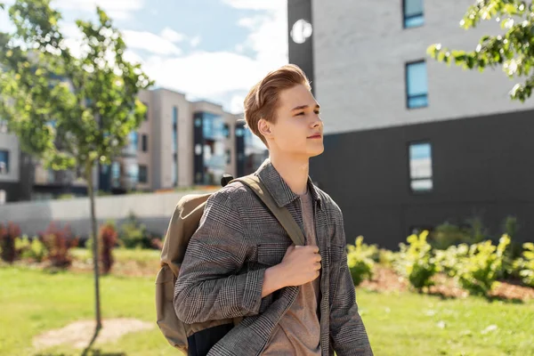 Adolescente estudante menino com mochila na cidade — Fotografia de Stock