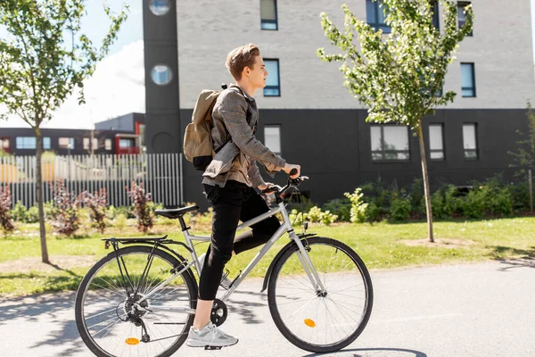 Giovane uomo in bicicletta sulla strada della città — Foto Stock