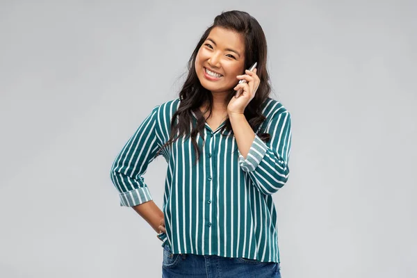 Glückliche asiatische junge Frau telefoniert mit dem Smartphone — Stockfoto