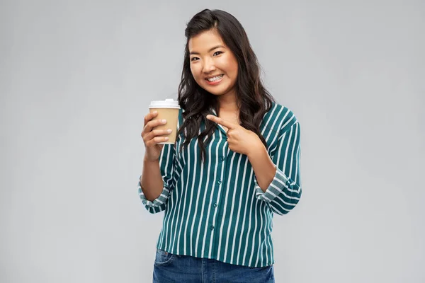 Feliz asiático mujer mostrando takeaway café taza —  Fotos de Stock
