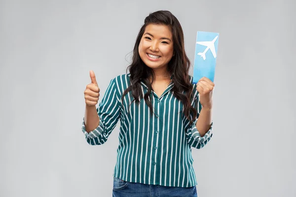 Feliz asiático mujer con air ticket muestra pulgares hasta —  Fotos de Stock