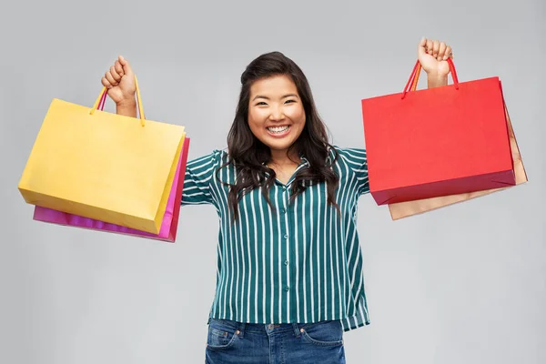 Feliz mulher asiática com sacos de compras — Fotografia de Stock