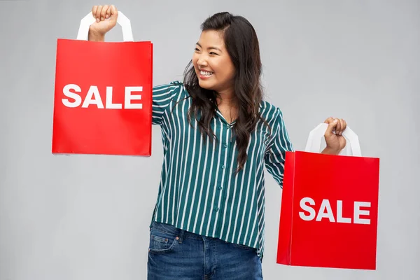 Feliz mulher asiática com sacos de compras — Fotografia de Stock