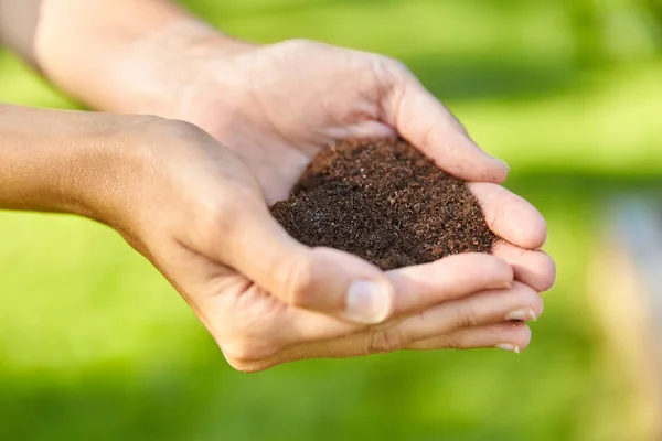 Geschälte Hände, die Erde in Herzform halten — Stockfoto