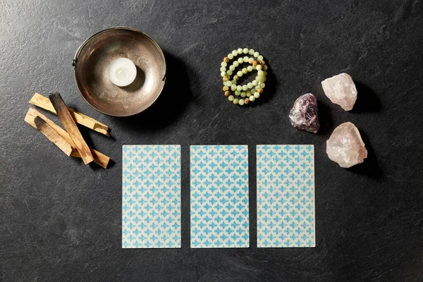 Cartas de tarô e equipe mágica para ritual de adivinhação — Fotografia de Stock