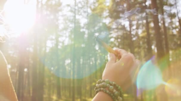 Mujer o bruja realizando un ritual mágico en el bosque — Vídeos de Stock