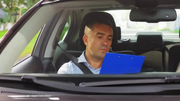 Instruktor jazdy samochodem rozmawia z zdenerwowaną kobietą — Wideo stockowe