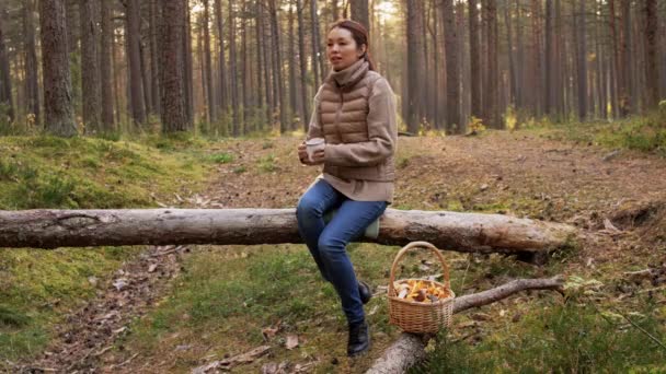 Asijská žena s houbami pití čaje v lese — Stock video