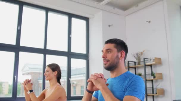 Couple heureux exercer et faire des squats à la maison — Video